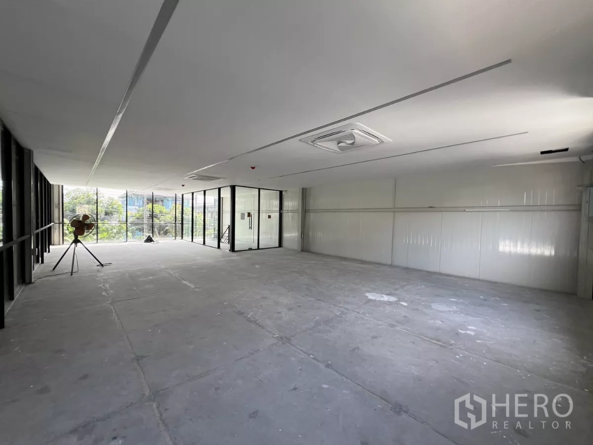Warehouse for rent in Bang Na, Bangkok - Large mezzanine office area with floor-to-ceiling glazing and corner meeting room.
