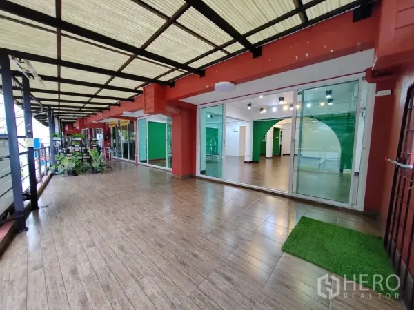 พื้นที่ขายปลีก ให้เช่าในKhlong Toei, Bangkok - ระเบียงกว้างปูพื้นลายไม้ มีหลังคาและประตูกระจกหน้าร้าน