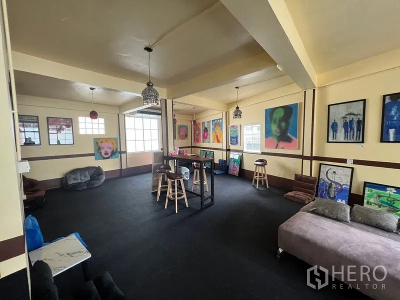 อาคารพาณิชย์ ให้เช่าในKhlong Toei, Bangkok - พื้นที่เปิดโล่งสไตล์แกลเลอรี ปูพรม โคมไฟห้อย และงานศิลปะสีสันบนผนัง