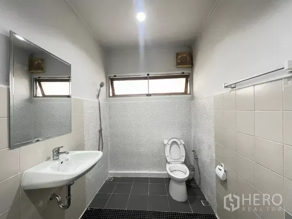 带办公室的家 出租在Din Daeng, Bangkok - 瓷砖卫浴，设淋浴区、挂墙式洗手盆与坐便器，配高侧窗采光。