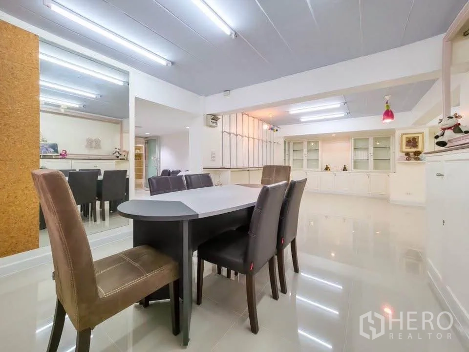 สำนักงาน ให้เช่าในKhlong Toei, Bangkok - ห้องประชุมหรือรับประทานอาหารขนาดใหญ่ พร้อมโต๊ะ พื้นกระเบื้องเงา และไฟนีออน.