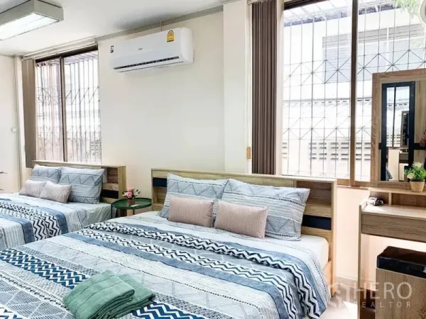 สำนักงานที่บ้าน ให้เช่าในKhlong Toei, Bangkok - ห้องนอนโปร่งสบาย เตียงคู่สองเตียง หน้าต่างบานใหญ่และโต๊ะเครื่องแป้ง