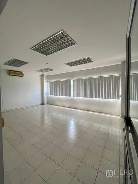 货栈 出租在Lat Krabang, Bangkok - 空调办公室，自然采光充足，配竖百叶。