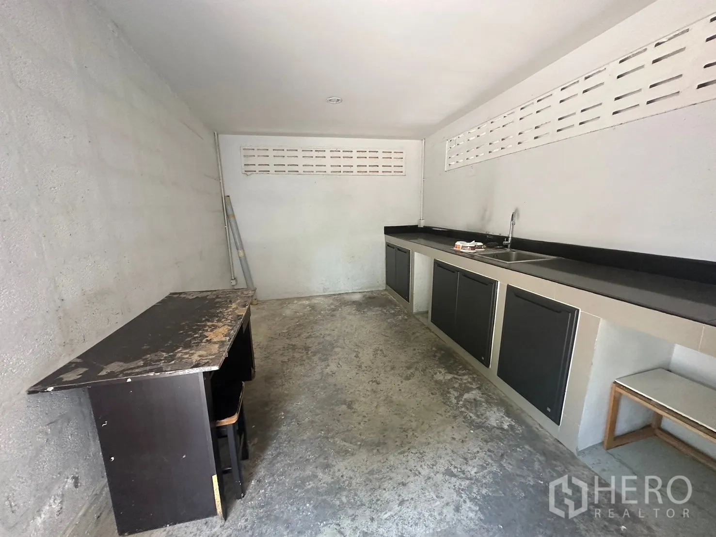 Warehouse for rent in Din Daeng, Bangkok - Staff pantry with a long countertop, sink and storage cabinets.