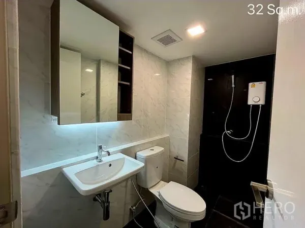 零售空间 出售在Khlong Toei, Bangkok - 现代卫浴，带镜柜、洗手盆、坐便与带热水器的淋浴。