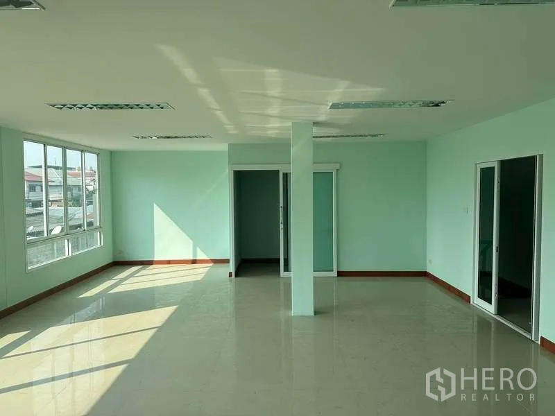 货栈 出租在Bang Phli, Samut Prakan - 开放式办公室楼层，滑动玻璃门、转角窗与中央立柱。