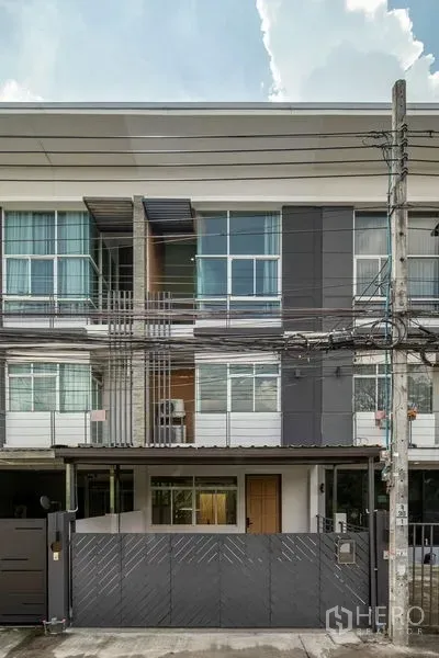 联排别墅 出售在Lat Phrao, Bangkok - 联排别墅外立面与入口大门的另一视角。