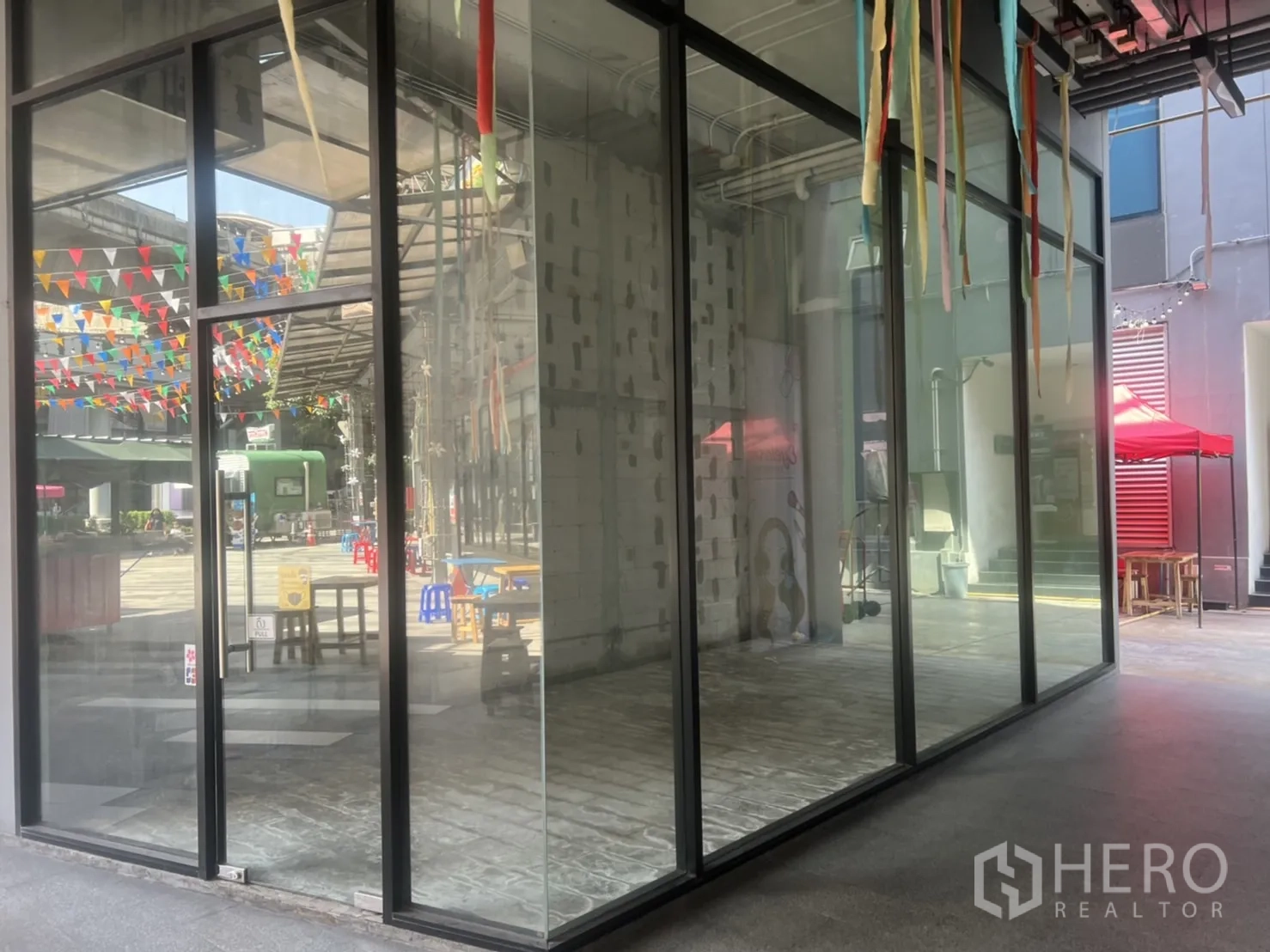 零售空间 出租在Khlong Toei, Bangkok - 角落零售铺，落地玻璃外立面，面向室外广场，位于Phra Khanong。