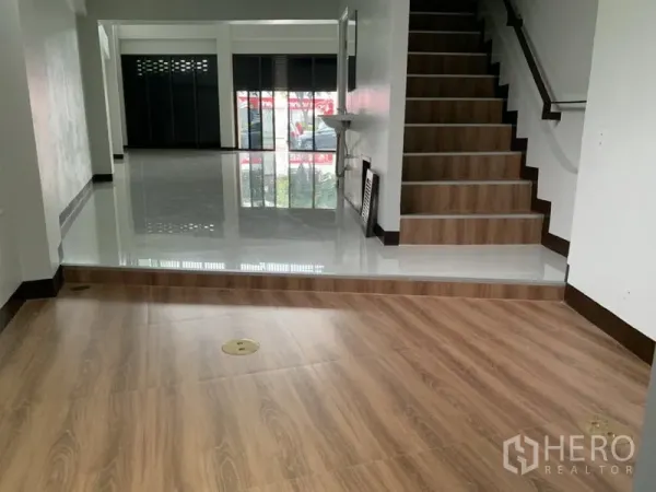 店屋 出租在Suan Luang, Bangkok - 室内错层，木纹地板，抬高瓷砖区与通往楼上的楼梯