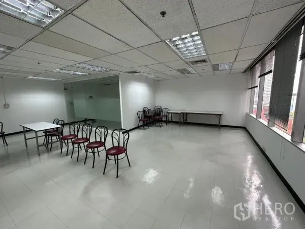 สำนักงาน ให้เช่าในChatuchak, Bangkok - โถงออฟฟิศแบบเปิด พื้นกระเบื้อง มุมกั้นกระจก และเก้าอี้จัดเตรียม