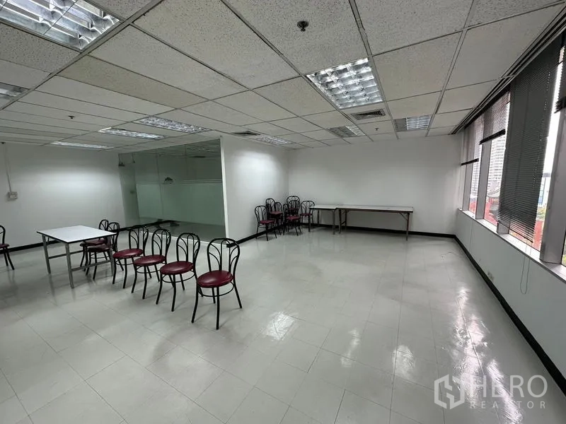 สำนักงาน ให้เช่าในChatuchak, Bangkok - โถงออฟฟิศแบบเปิด พื้นกระเบื้อง มุมกั้นกระจก และเก้าอี้จัดเตรียม