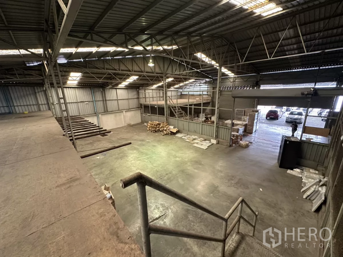 คลังสินค้า ให้เช่าในYan Nawa, Bangkok - บันไดขึ้นชั้นลอยมองลงสู่พื้นโกดังโล่ง