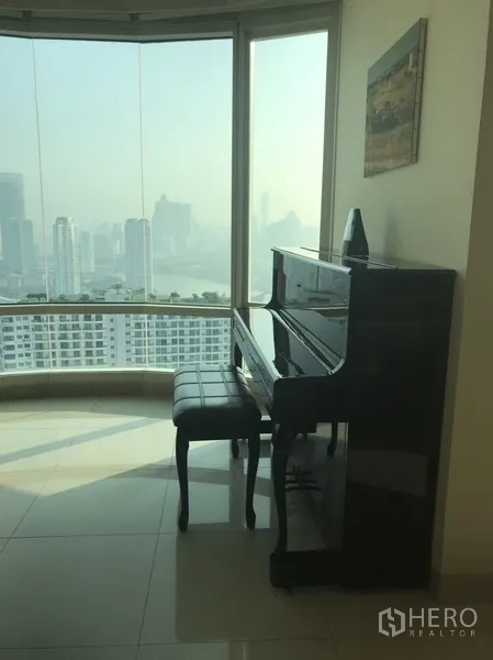 คอนโด ให้เช่าหรือขายในKhlong San, Bangkok - มุมเปียโนข้างหน้าต่างโค้งสูงจากพื้นจรดเพดาน มองเห็นวิวแม่น้ำและสกายไลน์