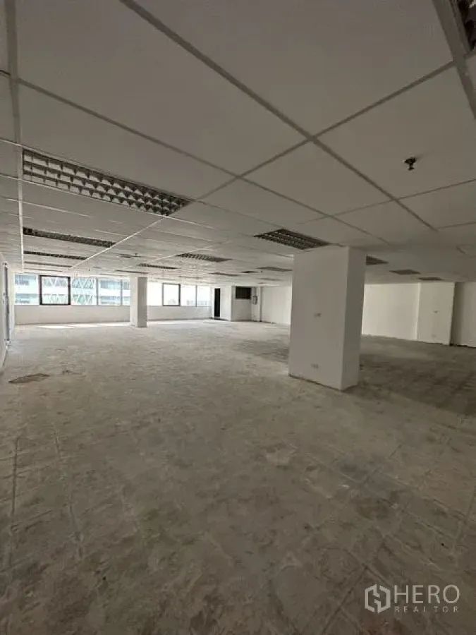 办公空间 出租在Pathum Wan, Bangkok - 宽敞的柱网式办公室，采光良好，混凝土基层地面