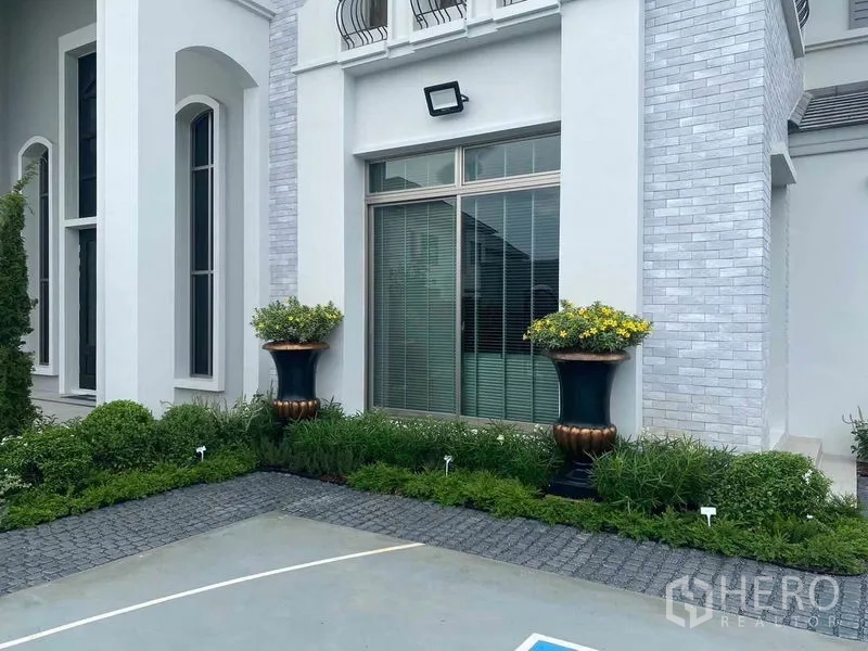 บ้าน ขายในLat Krabang, Bangkok - รายละเอียดด้านหน้าบ้าน หน้าต่างโค้งและกระถางดอกไม้