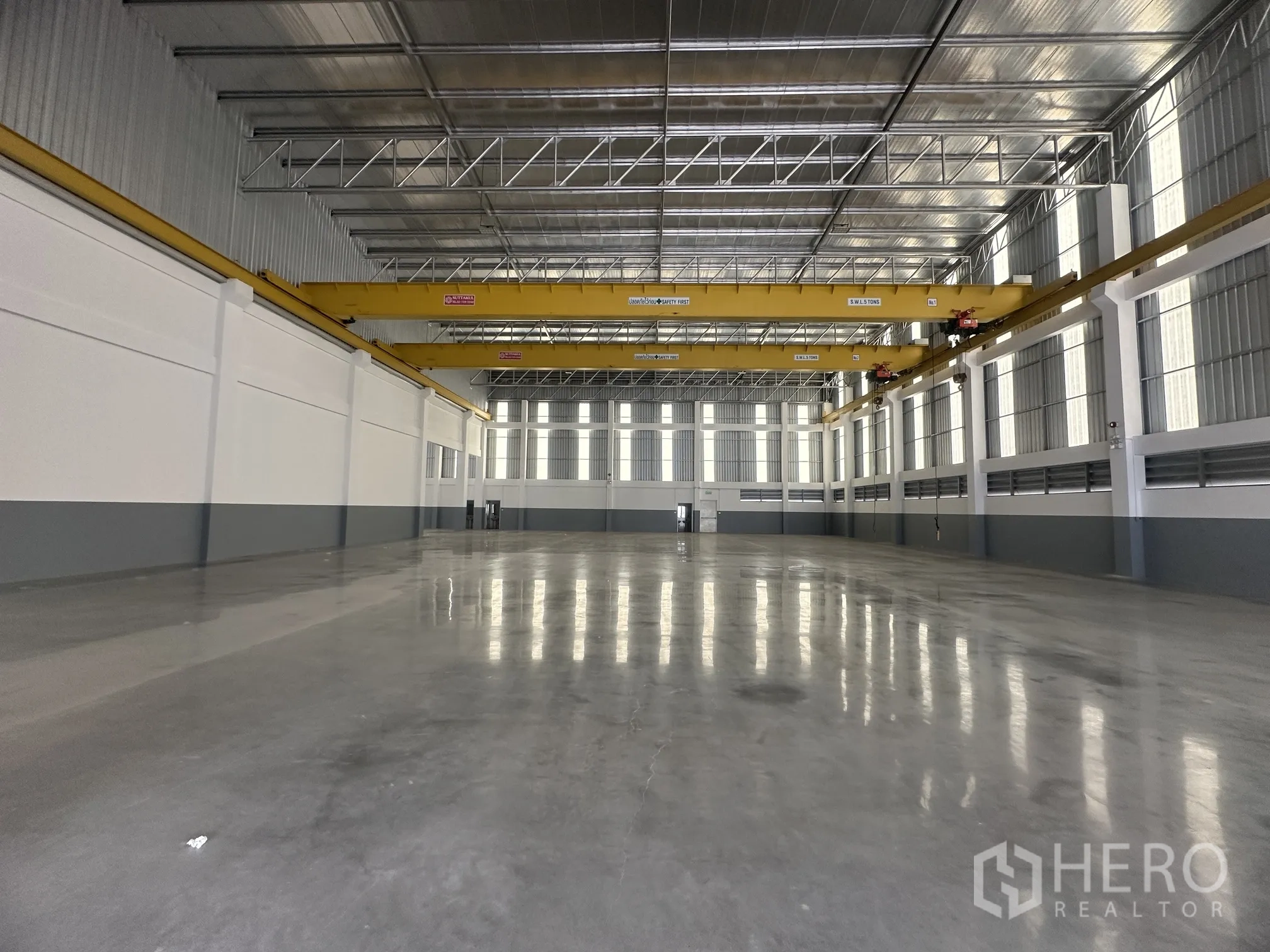 Factory for rent in Bang Phli, Samut Prakan - Expansive high-bay warehouse with polished floor and twin overhead cranes.