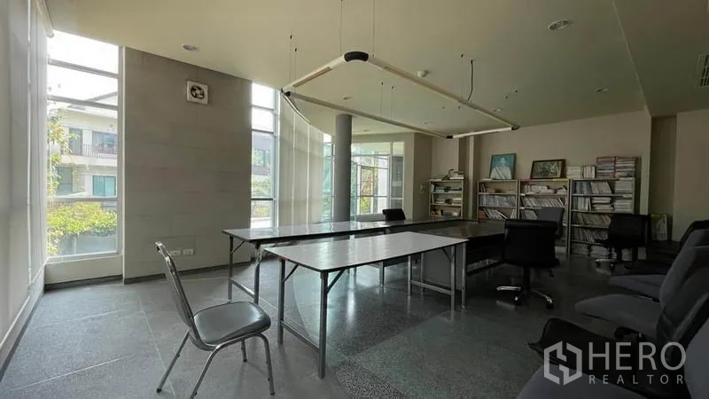 คลังสินค้า ขายในBangkok Yai, Bangkok - ห้องประชุมมุมอาคาร กระจกสูงจรดเพดาน โต๊ะจัดวางยืดหยุ่น