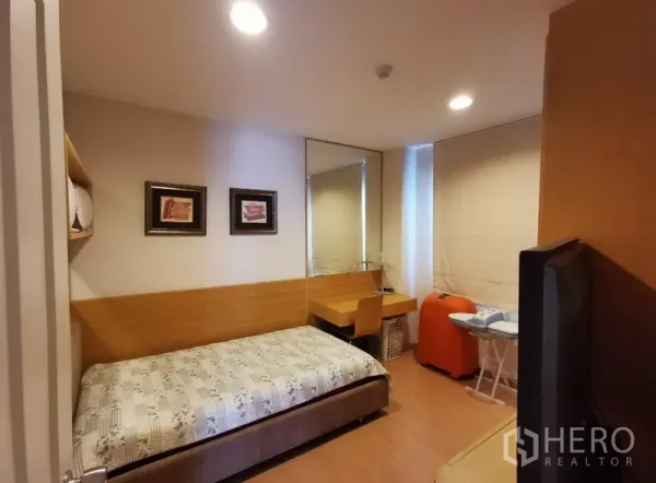 公寓 出售在Sathon, Bangkok - 次卧设单人床、书桌、大镜面与遮光百叶