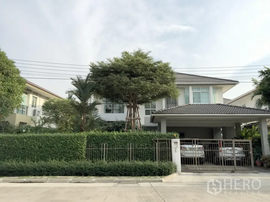 独立式住宅 出售在Khan Na Yao, Bangkok - 现代两层独栋别墅，绿篱与大树环绕，带大门与双车位有顶车棚，环境安静，位于曼谷Khan Na Yao。