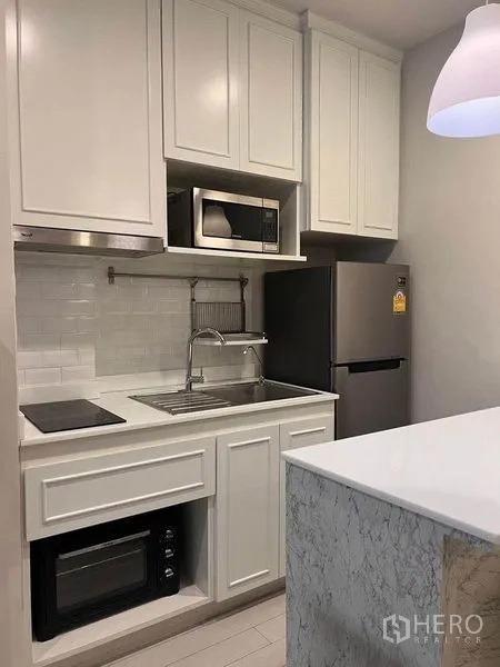 คอนโด ให้เช่าในPathum Wan, Bangkok - ชุดครัวพร้อมเตา ซิงก์ ไมโครเวฟ เตาอบ และผนังกระเบื้อง subway