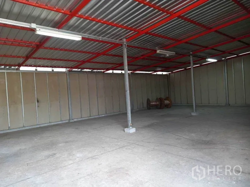 货栈 出租在Pathum Thani - 红色钢结构顶棚的覆盖式储物区，混凝土地面