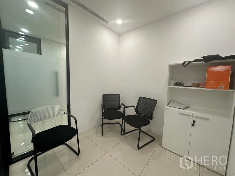 สำนักงานที่บ้าน ให้เช่าในBang Na, Bangkok - ห้องประชุมขนาดกะทัดรัด เก้าอี้สีดำสามตัวและตู้เก็บของ