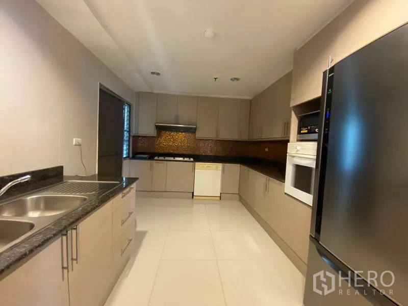 Condominium for rent in Watthana, Bangkok - Fully fitted kitchen with granite countertops, built-in oven, gas hob, dishwasher and large fridge.