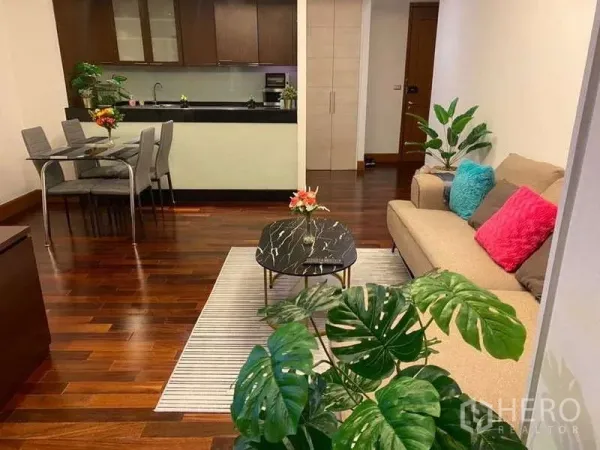 คอนโด ขายในSathon, Bangkok - อีกมุมของพื้นที่นั่งเล่น-รับประทานอาหาร เชื่อมต่อครัวแบบเปิดในคอนโด.