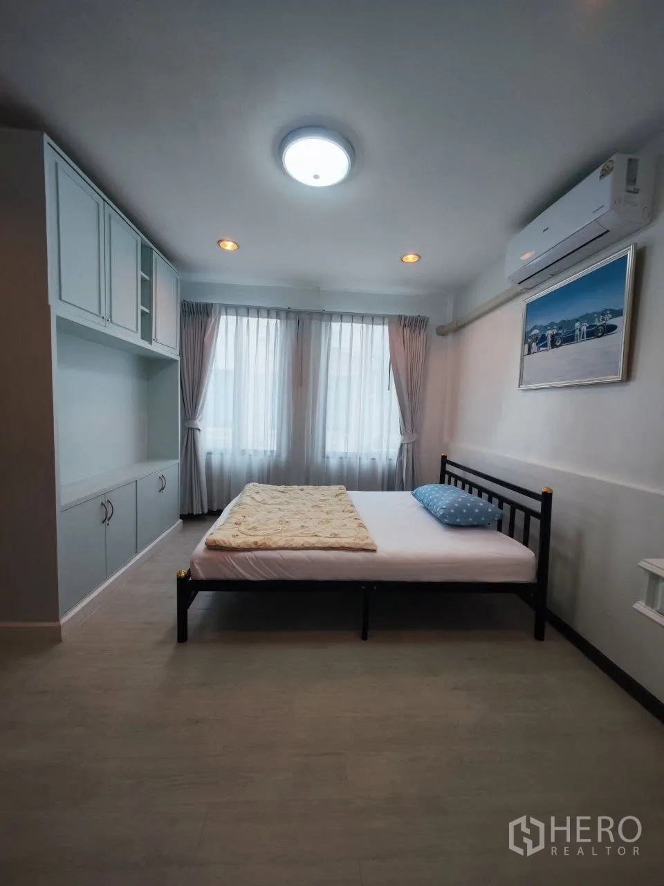 家庭办公室 for rent in Bang Na, Bangkok - 卧室带床、空调、内置收纳与窗帘。