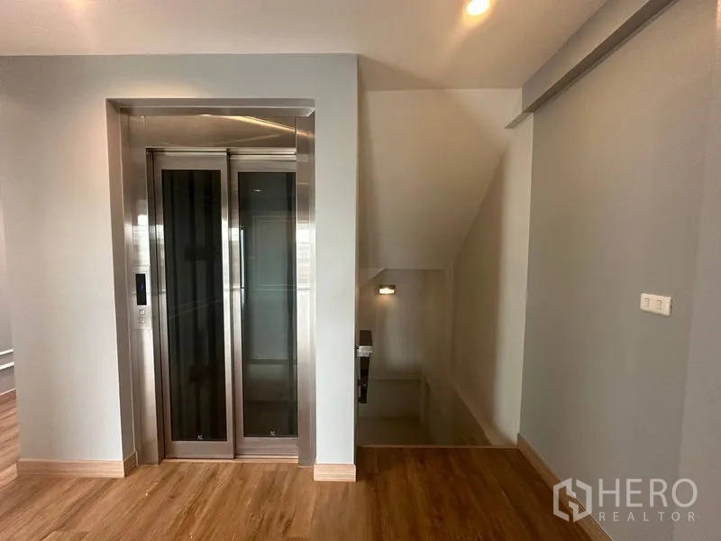 สำนักงานที่บ้าน ให้เช่าในSuan Luang, Bangkok - ห้องมุมพร้อมประตูกระจกออกระเบียง ผ้าม่าน และพื้นไม้