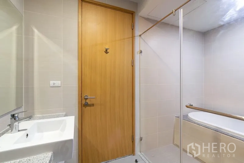 คอนโด ให้เช่าในKhlong Toei, Bangkok - ห้องน้ำสไตล์โมเดิร์น ฉากกั้นอาบน้ำกระจก อ่างอาบน้ำ และประตูไม้