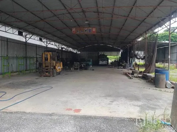 Warehouse for rent in Sai Noi, Nonthaburi - Spacious covered warehouse bay with steel roof, concrete floor and a forklift.