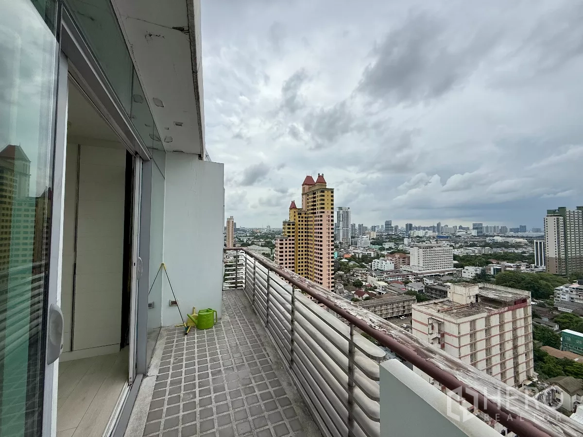 คอนโด ให้เช่าในPhaya Thai, Bangkok - ระเบียงยาวตามแนวอาคาร มอบมุมมองเมืองแบบพาโนรามาและทางออกจากประตูกระจก