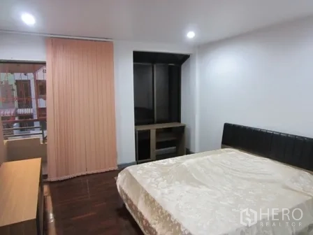 Home Office for rent or sale in Wang Thonglang, Bangkok - Additional bedroom with built-in wardrobe and window blinds.