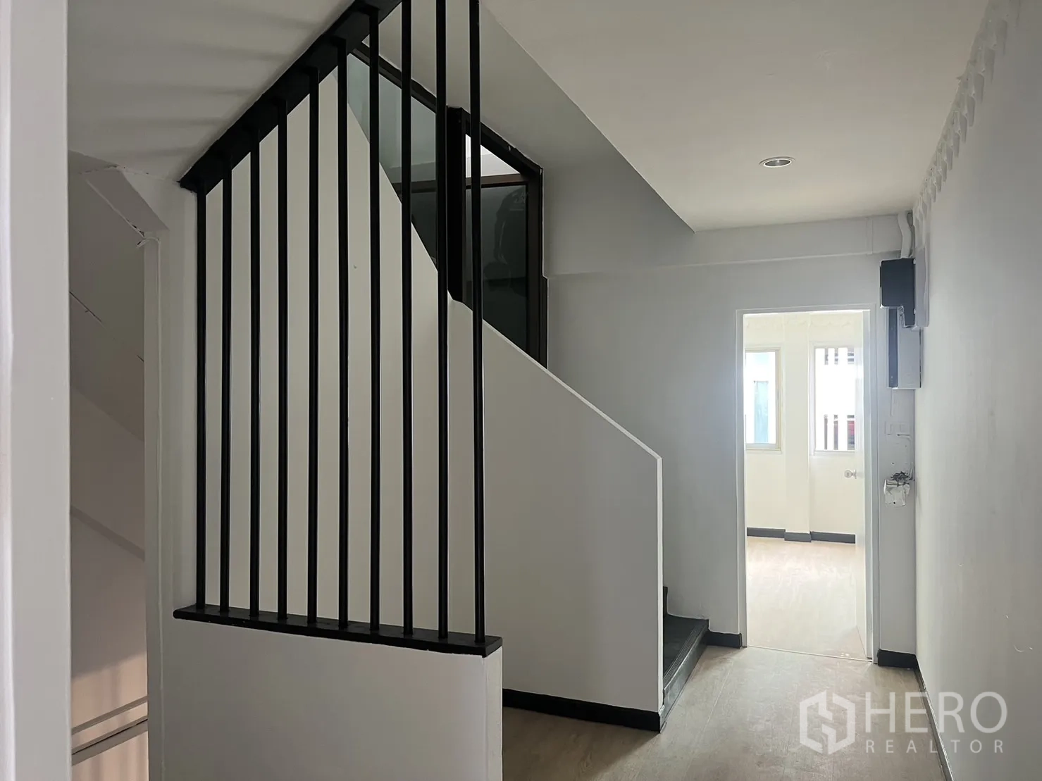 零售空间 出租在Khlong Toei, Bangkok - 室内楼梯，黑色金属栏杆通往上层。