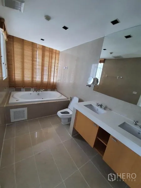 คอนโด ให้เช่าในPathum Wan, Bangkok - ห้องน้ำพร้อมอ่างล้างหน้าคู่ กระจกบานใหญ่ และอ่างอาบน้ำพร้อมมู่ลี่ไม้