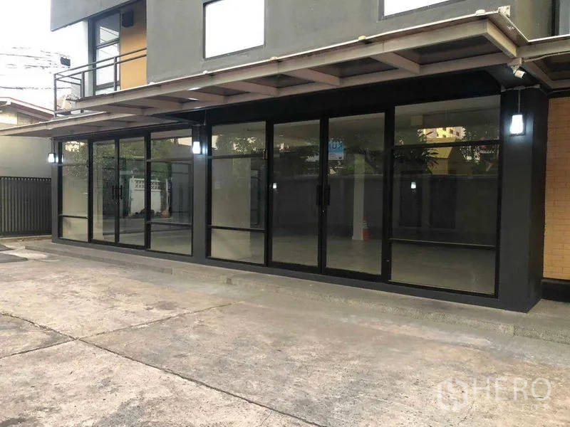 办公空间 出租在Phaya Thai, Bangkok - 一层店面式玻璃立面与雨棚的建筑外观，位于帕亚泰。