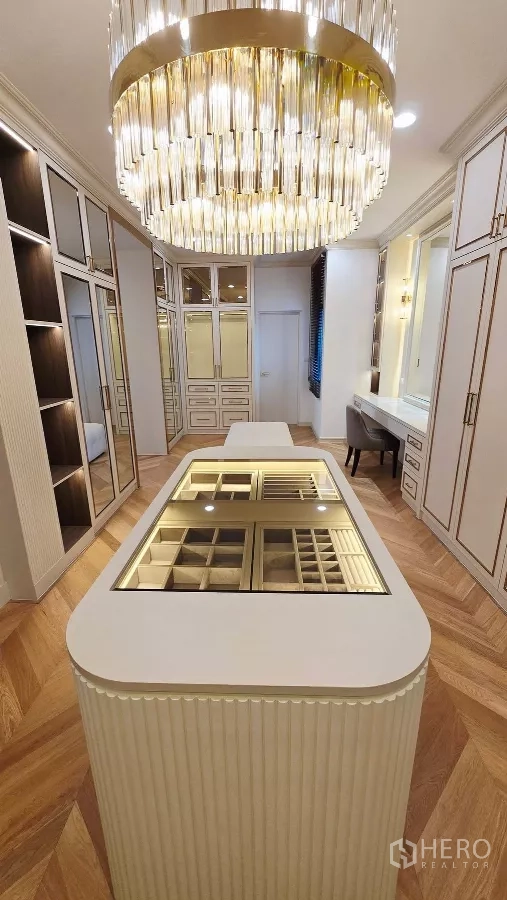 Detached House for rent in Prawet, Bangkok - Luxurious walk-in closet with chandelier and glass-top island.