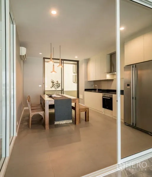 คอนโด ให้เช่าในKhlong San, Bangkok - ครัวปิดพร้อมตู้บิลท์อินและโต๊ะรับประทานอาหาร มีโคมไฟแขวน