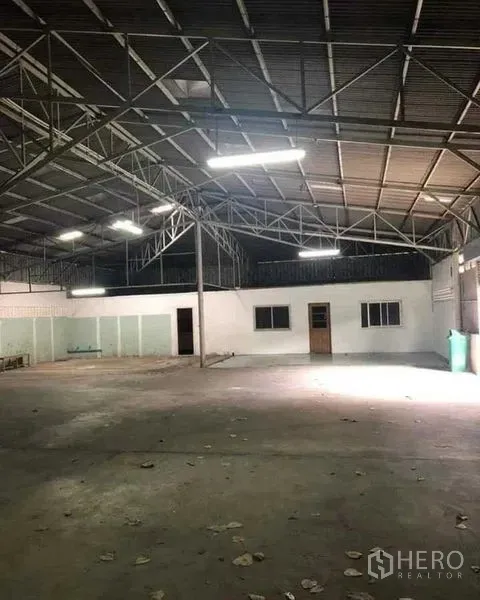 货栈 出租在Khan Na Yao, Bangkok - 仓库内部大空间，高钢结构屋顶与明亮照明。