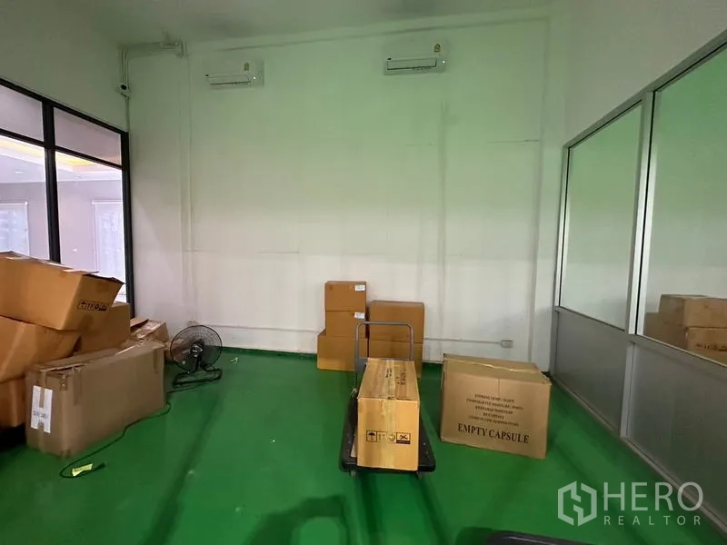 โรงงาน ให้เช่าหรือขายในLam Luk Ka, Pathum Thani - ห้องเก็บของ/แพ็กกิ้งพร้อมกล่องสินค้า รถเข็น และแอร์แบบแขวนผนัง.