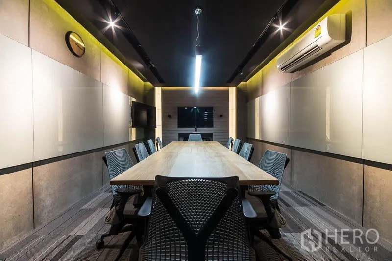 สำนักงาน ให้เช่าในKhlong Toei, Bangkok - ห้องประชุมสมัยใหม่ โต๊ะยาว เก้าอี้ตาข่าย ทีวี และแอร์แบบแยกส่วน
