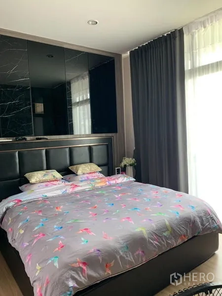 สำนักงานที่บ้าน ให้เช่าในSaphan Sung, Bangkok - ห้องนอนรับแสงธรรมชาติ หัวเตียงบุหนัง ผ้าม่านทึบและโปร่ง