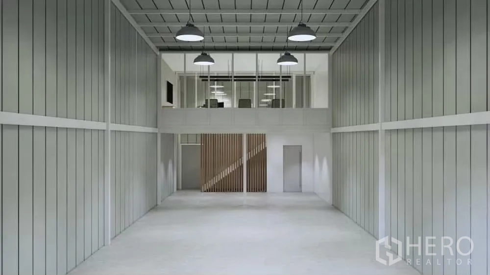 คลังสินค้า ให้เช่าในPrawet, Bangkok - ภายในโกดังมองไปยังออฟฟิศชั้นลอย มีไฟแขวนอุตสาหกรรมและผนังเมทัลชีท.