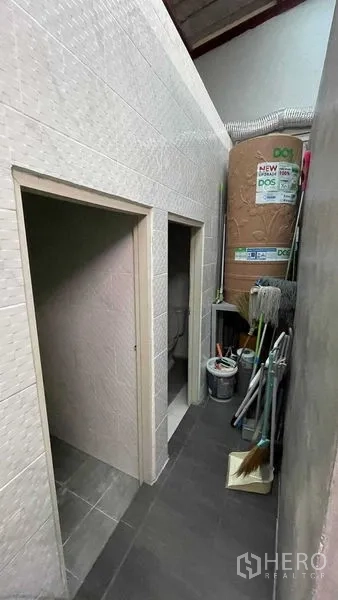 店屋 出租在Khlong Toei, Bangkok - 后部走廊，配两间瓷砖卫生间和储物区。