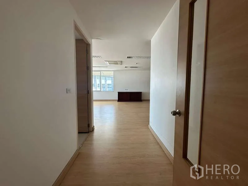 สำนักงาน ให้เช่าในPrawet, Bangkok - โถงทางเดินสู่ห้องทำงาน พื้นไม้และแสงธรรมชาติ