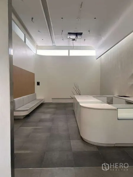 独立商业地产 出租在Khlong Toei, Bangkok - 极简接待区，内置长凳与弧形接待台。