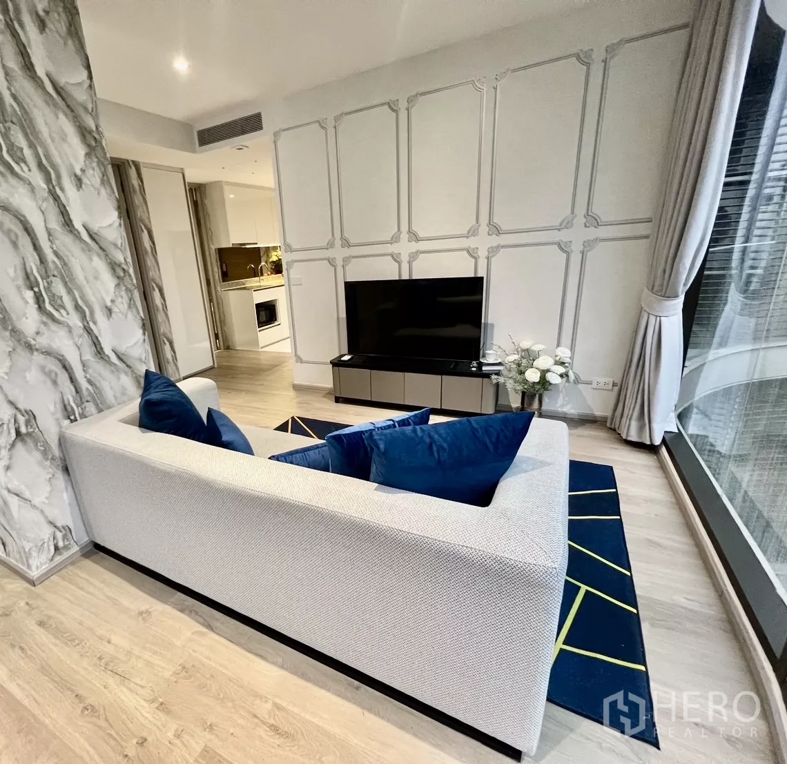 คอนโด ให้เช่าในKhlong Toei, Bangkok - ห้องนั่งเล่นพร้อมโซฟา ตู้ทีวี และหน้าต่างบานใหญ่ เห็นครัวด้านหลัง