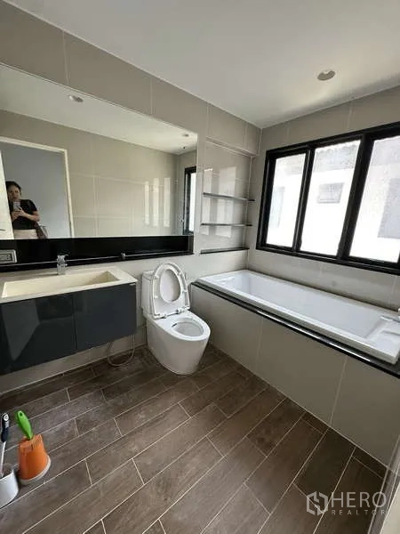 บ้าน ขายในLam Luk Ka, Pathum Thani - ห้องน้ำมีอ่างอาบน้ำ เคาน์เตอร์อ่างล้างหน้า และหน้าต่าง
