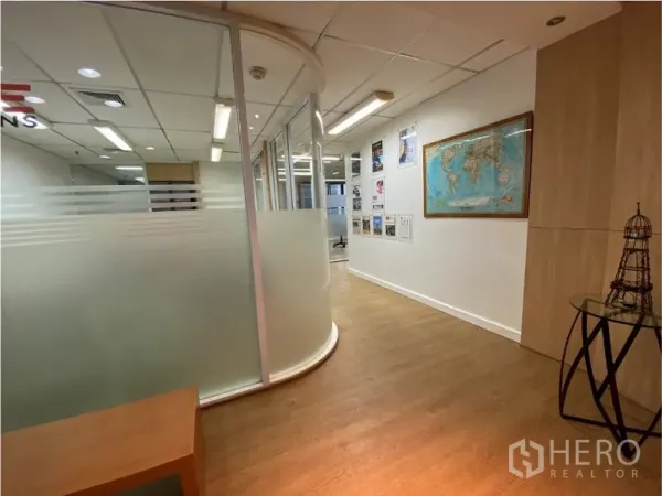 办公空间 出租在Khlong Toei, Bangkok - 走廊配弧形磨砂玻璃隔断会议室，木地板与墙面展示。